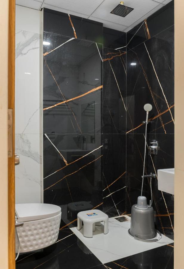 סוראט Meridian Hotel & Banquet מראה חיצוני תמונה