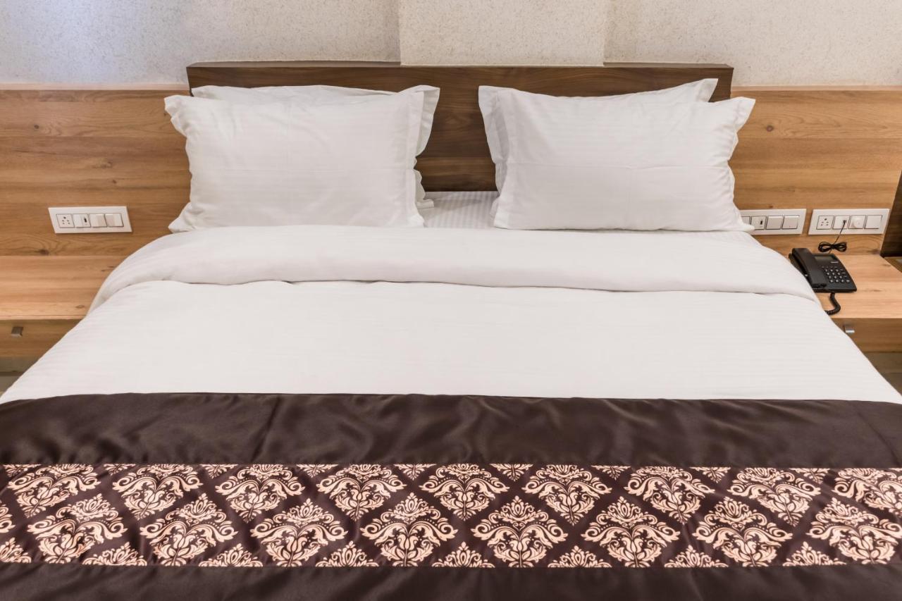 סוראט Meridian Hotel & Banquet מראה חיצוני תמונה