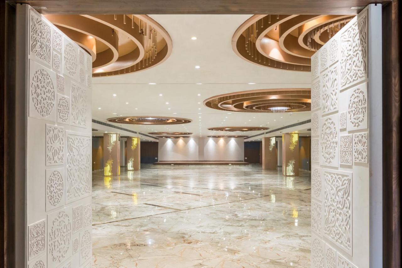 סוראט Meridian Hotel & Banquet מראה חיצוני תמונה