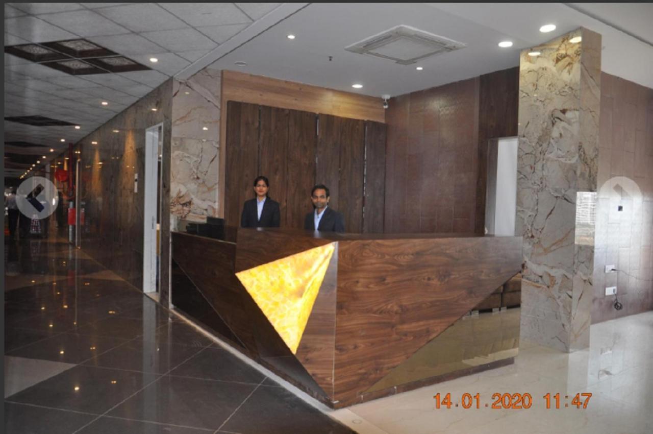 סוראט Meridian Hotel & Banquet מראה חיצוני תמונה