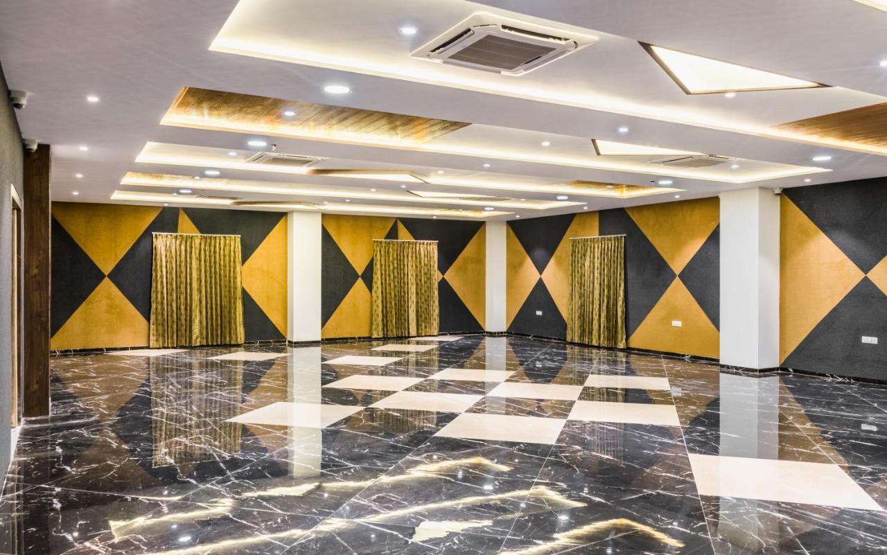 סוראט Meridian Hotel & Banquet מראה חיצוני תמונה