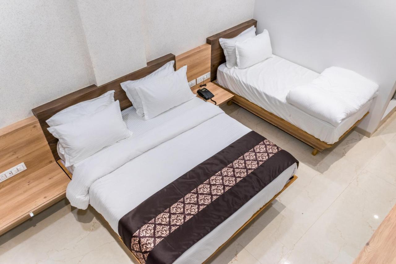 סוראט Meridian Hotel & Banquet מראה חיצוני תמונה
