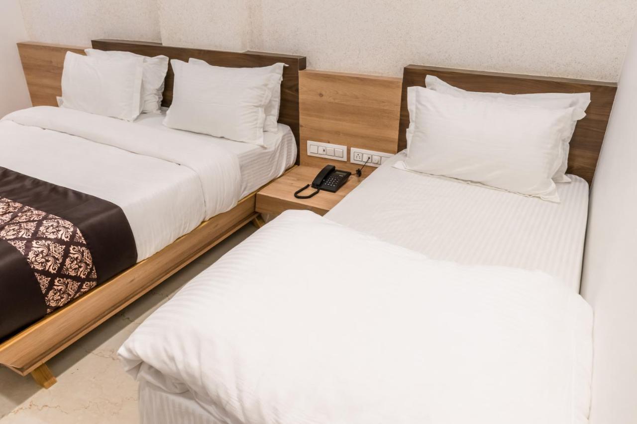 סוראט Meridian Hotel & Banquet מראה חיצוני תמונה