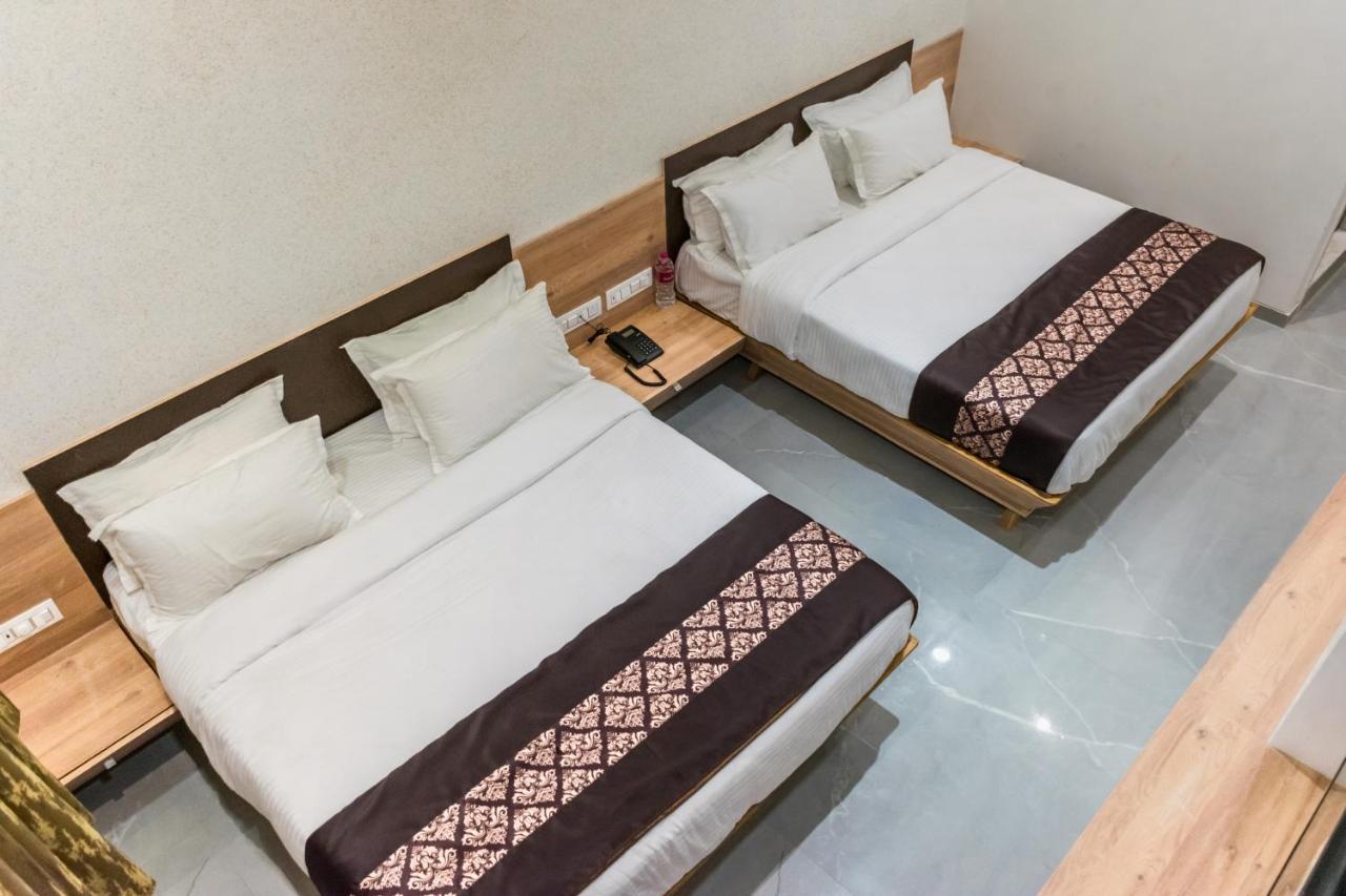 סוראט Meridian Hotel & Banquet מראה חיצוני תמונה
